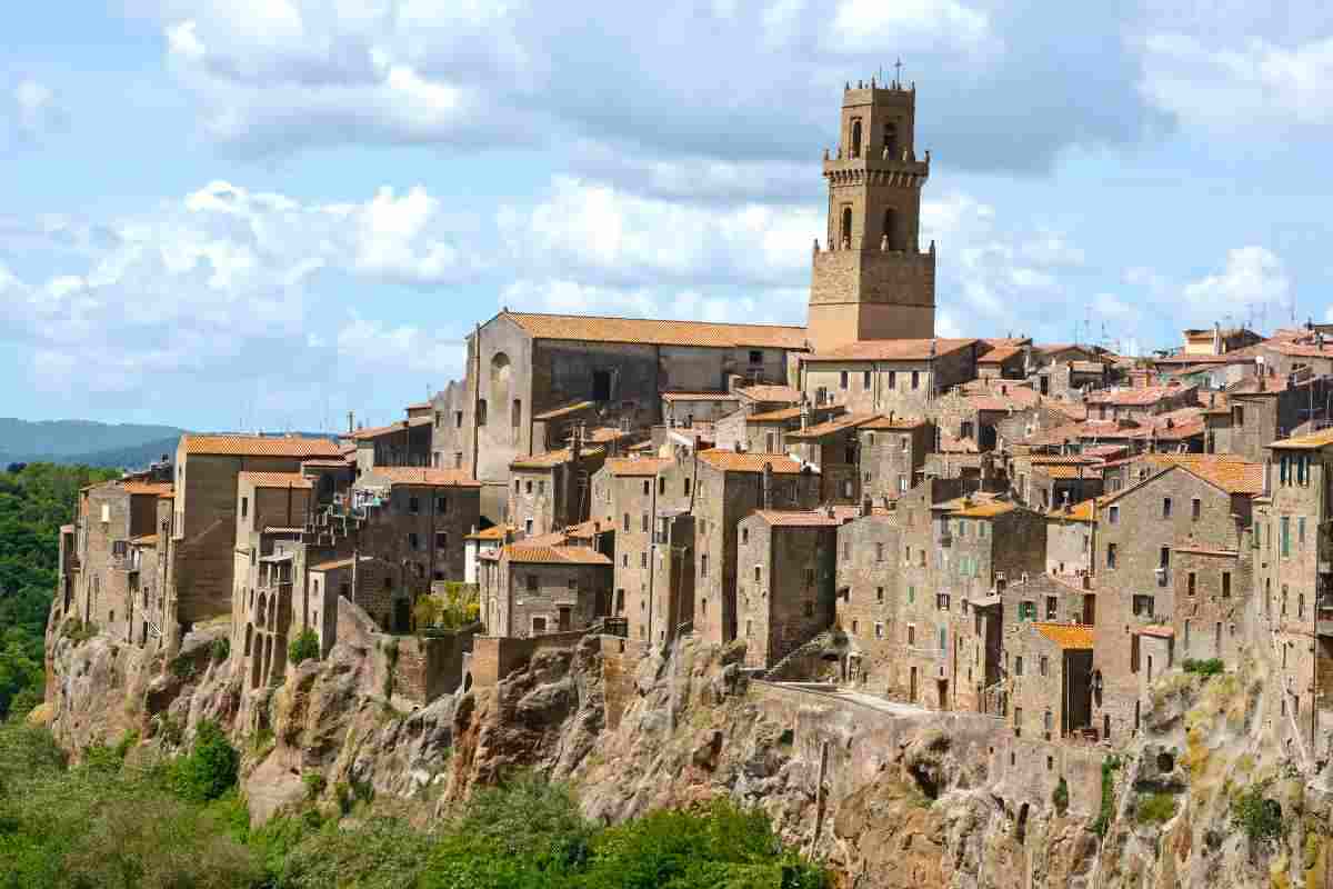 Terme naturali e boschi dorati: i borghi d’Italia più spettacolari, tutti i dettagli