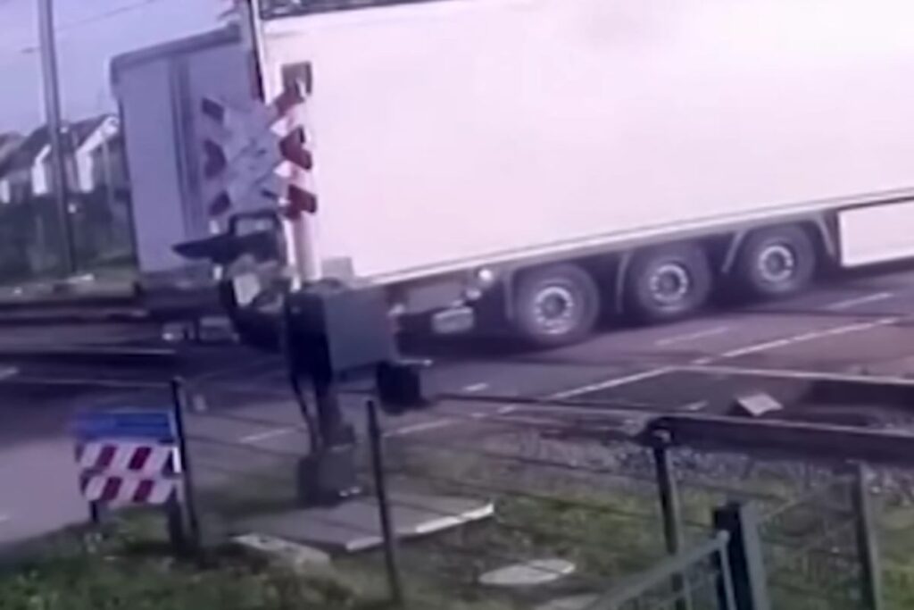 Treno travolge camion bloccato al passaggio a livello