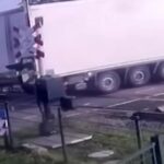 Treno travolge camion bloccato al passaggio a livello