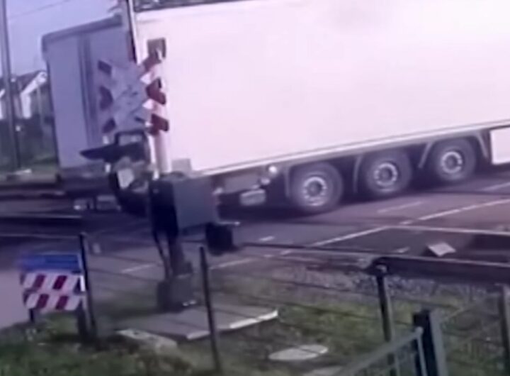 Treno travolge camion bloccato al passaggio a livello