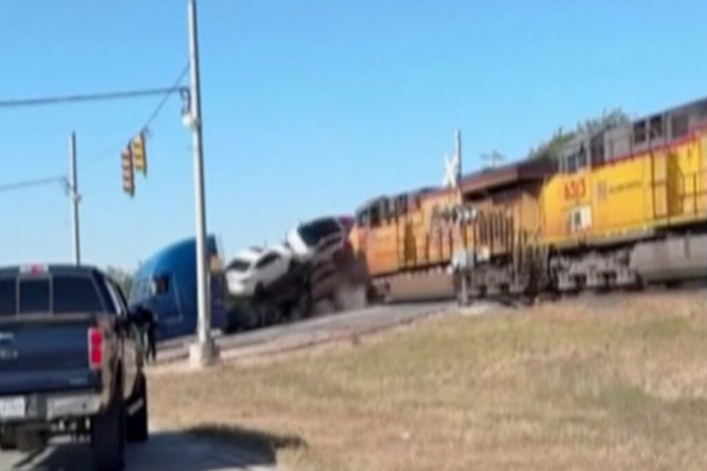 Il video del treno che si scontra con un camion che trasportava auto
