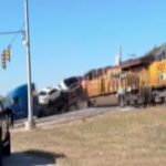 Il video del treno che si scontra con un camion che trasportava auto