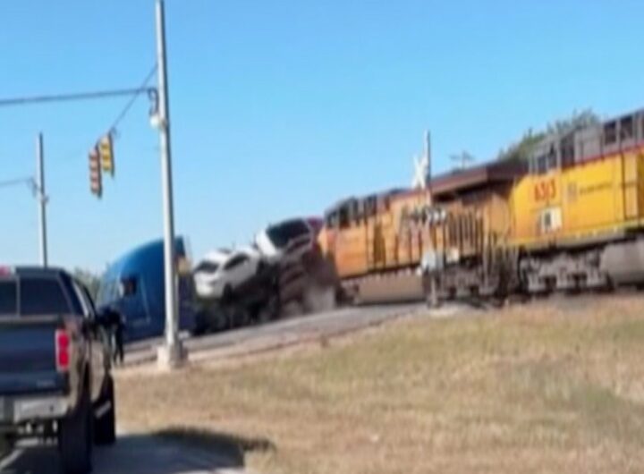 Il video del treno che si scontra con un camion che trasportava auto