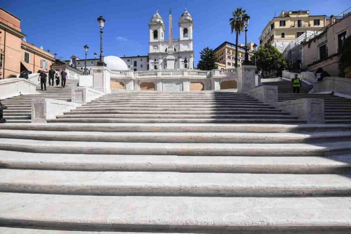 Donna caduta a Trinità dei Monti, la Cassazione le nega il risarcimento: “Doveva stare più attenta”