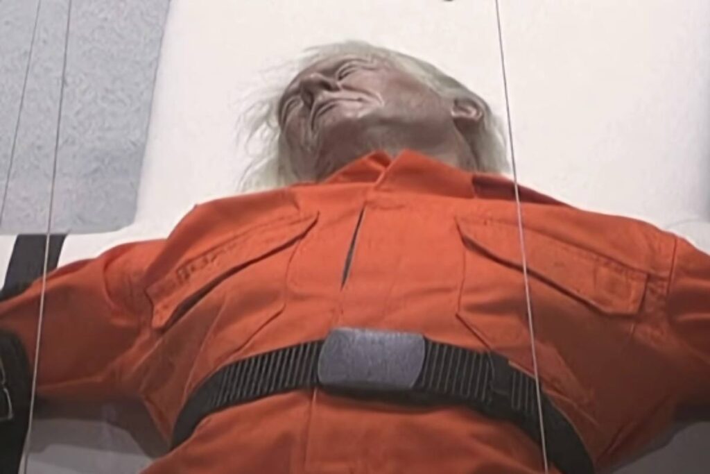 Installazione a Basilea: Trump vestito da detenuto e "crocifisso"