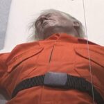 Installazione a Basilea: Trump vestito da detenuto e "crocifisso"