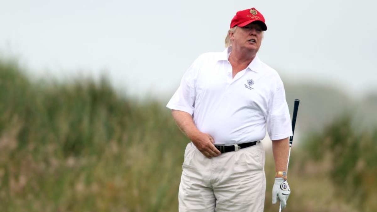 trump gioca a golf