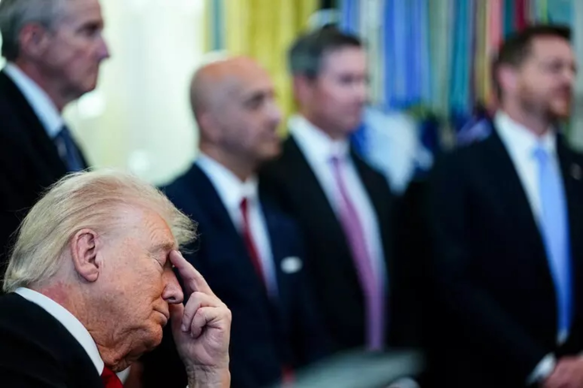 Trump si appisola durante un evento. “Sleepy Joe” non è più solo. I dem ribattezzano il tycoon: “Dozy”