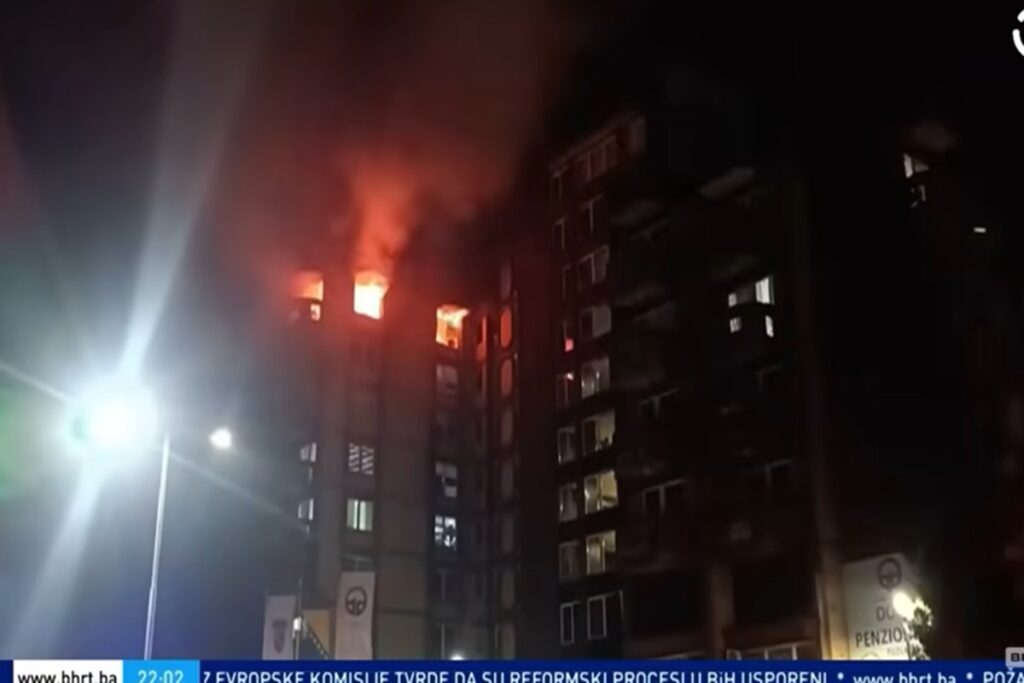 Il video dell'incendio divampato in una casa di riposo in Bosnia