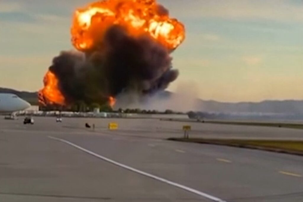 Il video dell'aereo cargo della UPS che ha preso fuoco e si è schiantato poco dopo il decollo