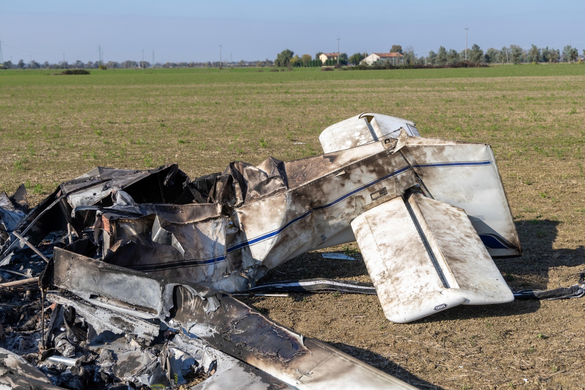 Si schianta a terra con il suo velivolo che prende fuoco, morto sul colpo il pilota 66enne
