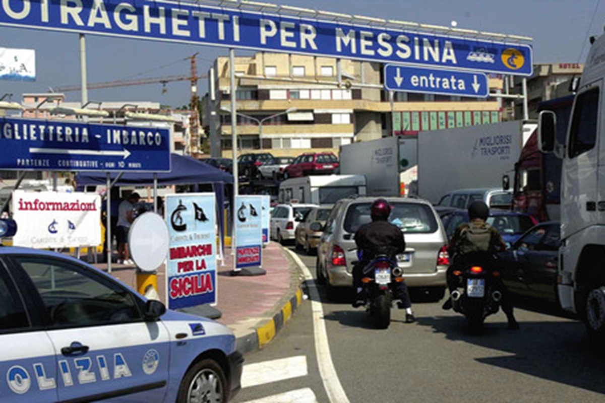 Viaggiavano in auto con i figli, fermati con sette chili di droga. Arrestata una coppia