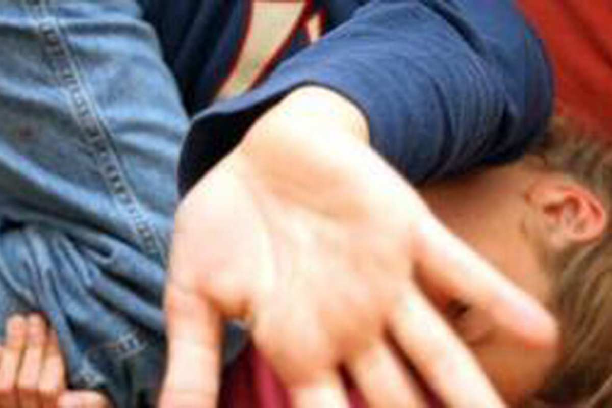 Violentava i figli piccoli e li costringeva a praticare atti sessuali con lei: arrestata una madre in provincia di Crotone