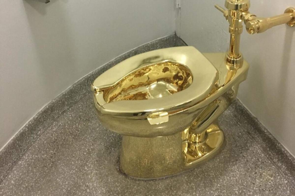 Il water d’oro di Maurizio Cattelan venduto all’asta per 12 milioni
