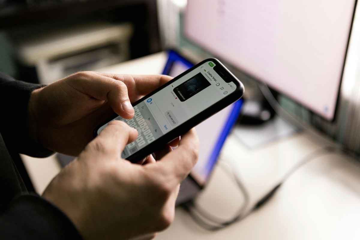 WhatsApp sotto controllo, scatta la sorveglianza: adesso si mettono a spiare anche i Canali privati