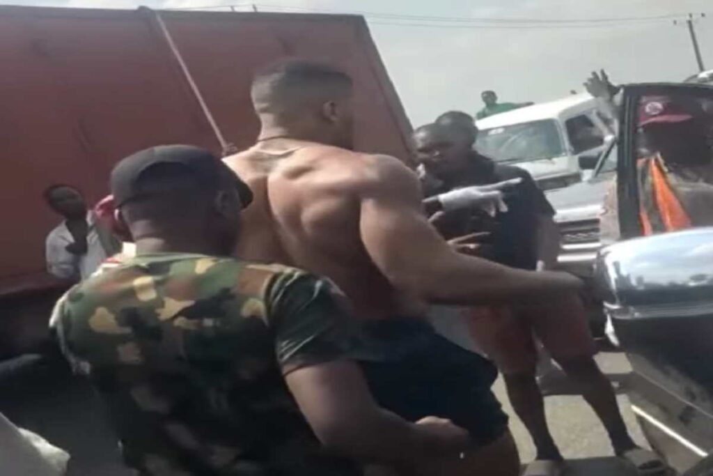 Il pugile Anthony Joshua soccorso dopo l'incidente in auto