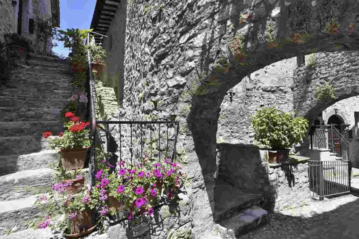 Arrone conserva vive le sue tradizioni, celebrando il patrono san Giovanni Battista il 24 giugno con festeggiamenti che coinvolgono tutta la comunità