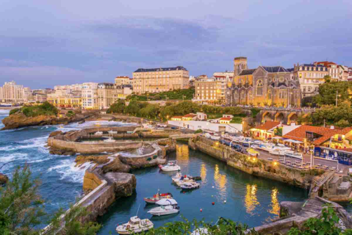 Oltre alle onde, la città è un vero paradiso gastronomico che unisce i sapori dell’oceano e la ricchezza della cultura basca.