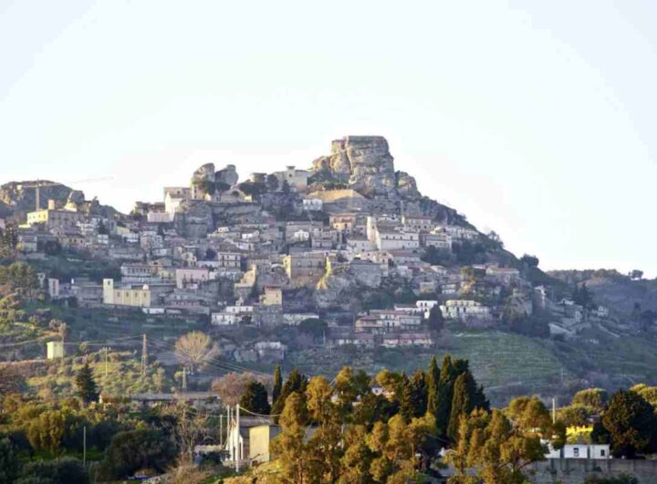Ogni anno, durante il periodo natalizio, Bova si trasforma in un palcoscenico naturale dove prende vita un presepe vivente di grande impatto scenico ed emotivo
