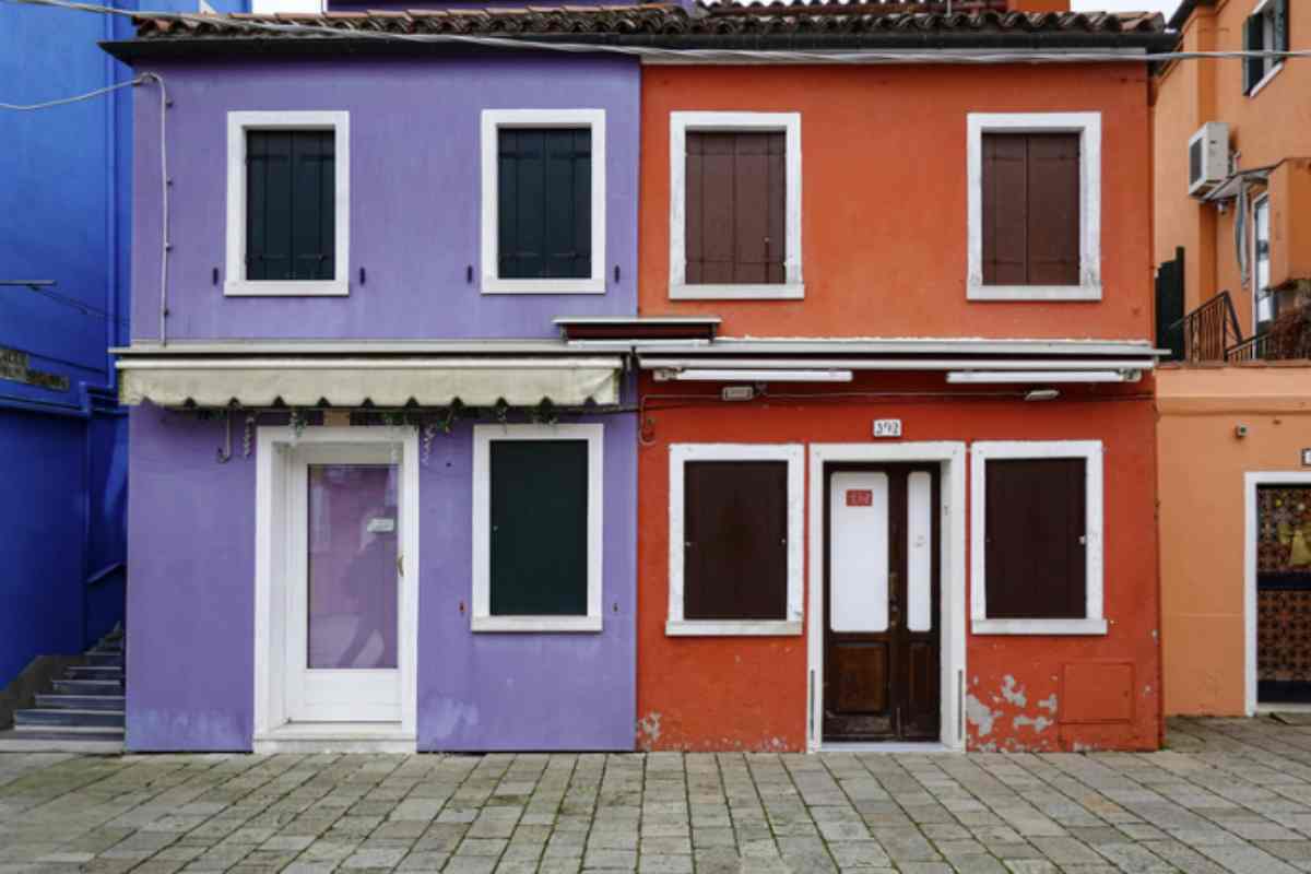 Al centro della vita sociale e culturale dell’isola si trova la Chiesa di San Martino Vescovo, un edificio storico celebre per il suo campanile pendente