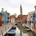 Quest’isola, spesso confusa con Murano, ha una propria identità ben definita, fatta di storia, arte e tradizioni che si riflettono non solo nelle sue abitazioni