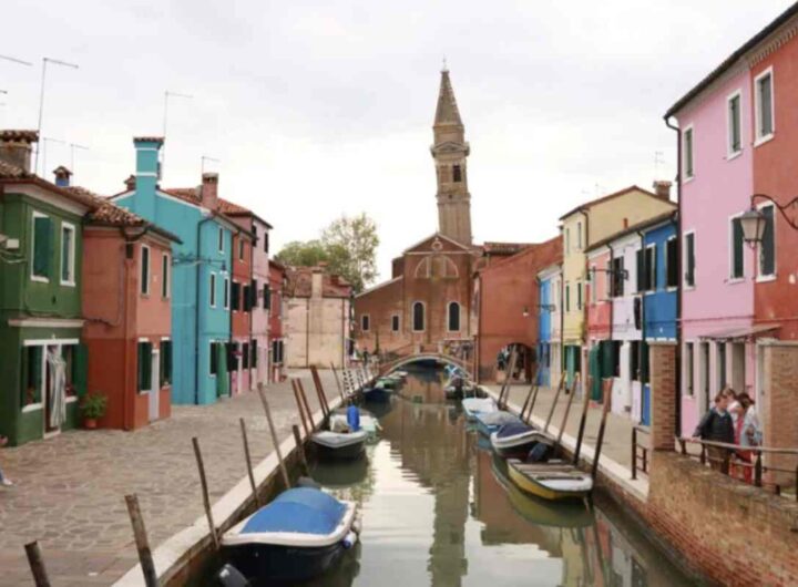 Quest’isola, spesso confusa con Murano, ha una propria identità ben definita, fatta di storia, arte e tradizioni che si riflettono non solo nelle sue abitazioni