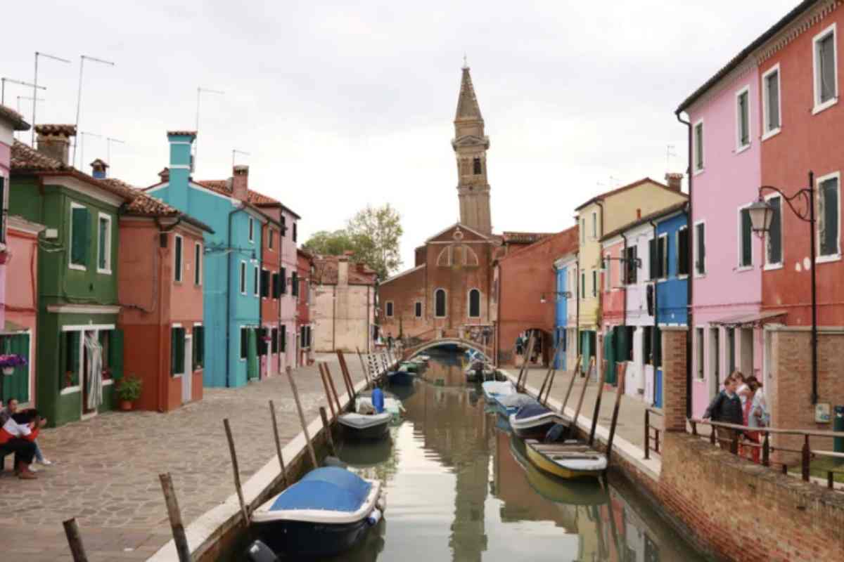 Quest’isola segreta sembra uscita da un dipinto: case color pastello e canali d’acqua che ricordano Venezia