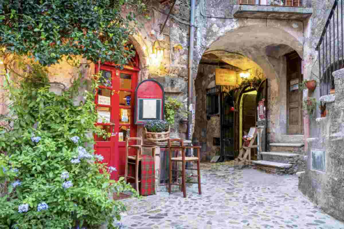 Nonostante la sua dimensione ridotta, Calcata è un centro culturale vivace, soprattutto nei fine settimana.