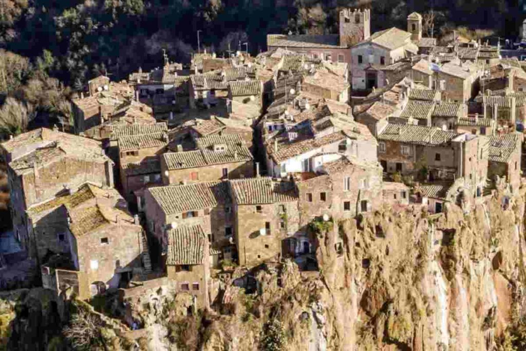 Con una popolazione di circa 900 abitanti, guidati dal sindaco Cristian Di Giovanni dal giugno 2024, Calcata si presenta come un piccolo gioiello