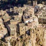 Con una popolazione di circa 900 abitanti, guidati dal sindaco Cristian Di Giovanni dal giugno 2024, Calcata si presenta come un piccolo gioiello