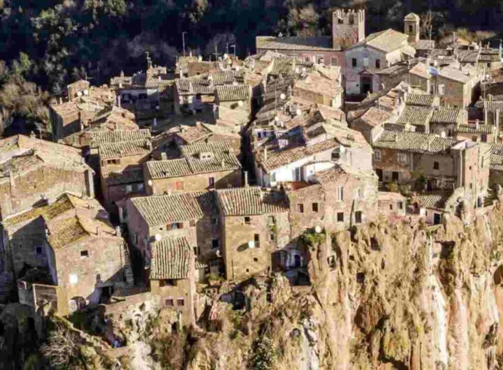 Con una popolazione di circa 900 abitanti, guidati dal sindaco Cristian Di Giovanni dal giugno 2024, Calcata si presenta come un piccolo gioiello