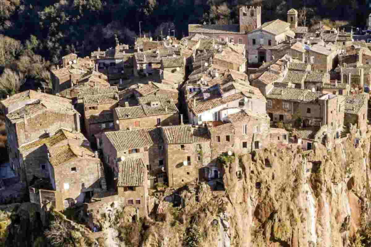 Il borgo sospeso tra le nuvole a due passi da Roma: un paradiso di pietra con un panorama mozzafiato