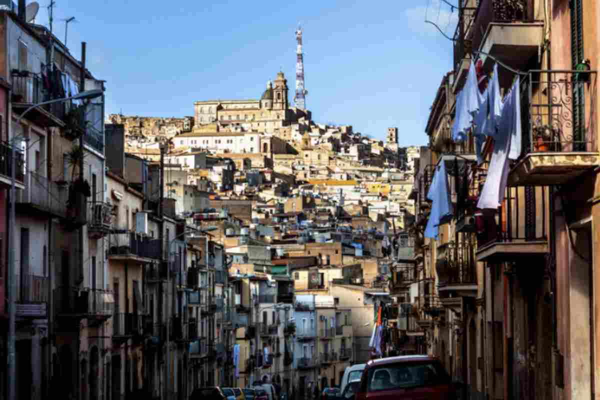 Visitare Caltagirone significa anche lasciarsi conquistare dai sapori della cucina locale, che riflette la ricchezza e la varietà della tradizione