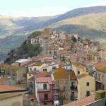 Questo piccolo paese siciliano, noto anche come Castedduzzu in dialetto locale, si distingue oggi per la sua anima duplice