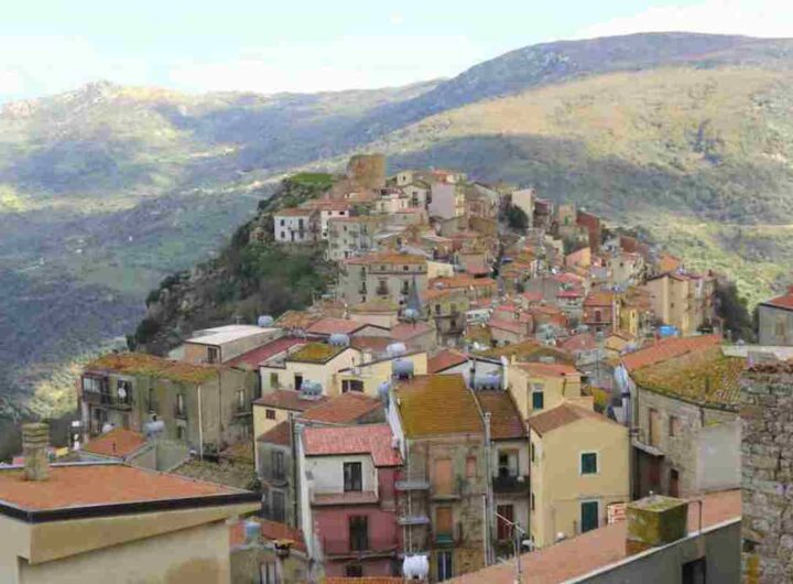 Questo piccolo paese siciliano, noto anche come Castedduzzu in dialetto locale, si distingue oggi per la sua anima duplice
