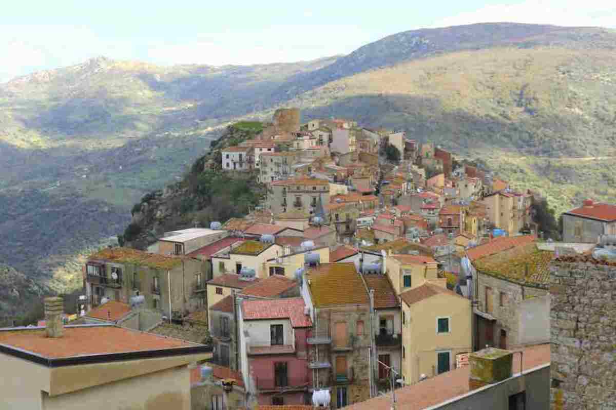 Il borgo a 750 metri d’altezza che sta facendo impazzire tutti: tra montagne e opere d’arte a cielo aperto