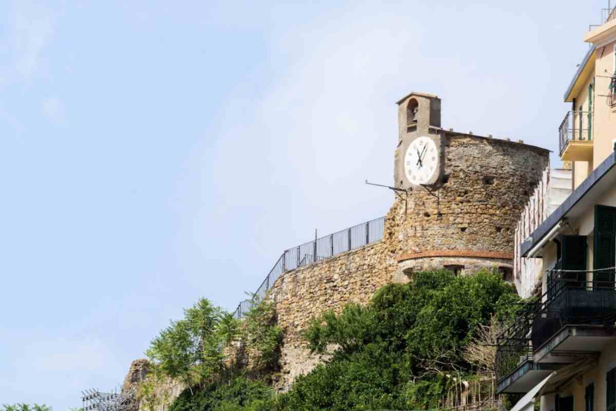 Non solo coste: l’entroterra delle Cinque Terre nasconde un sistema difensivo meno appariscente ma altrettanto fondamentale.