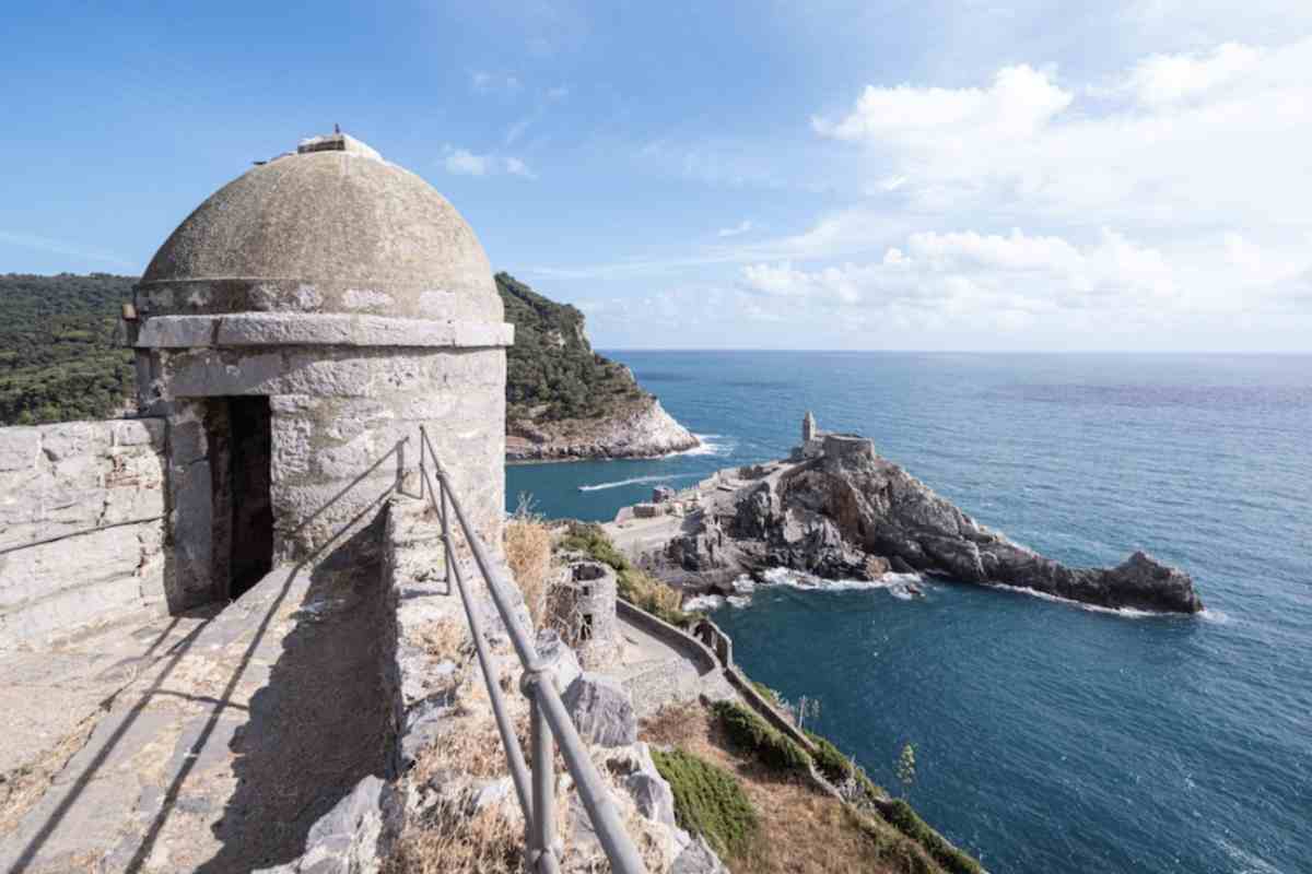 Questi sono i castelli più spettacolari delle Cinque Terre: qui vivi una vera favola