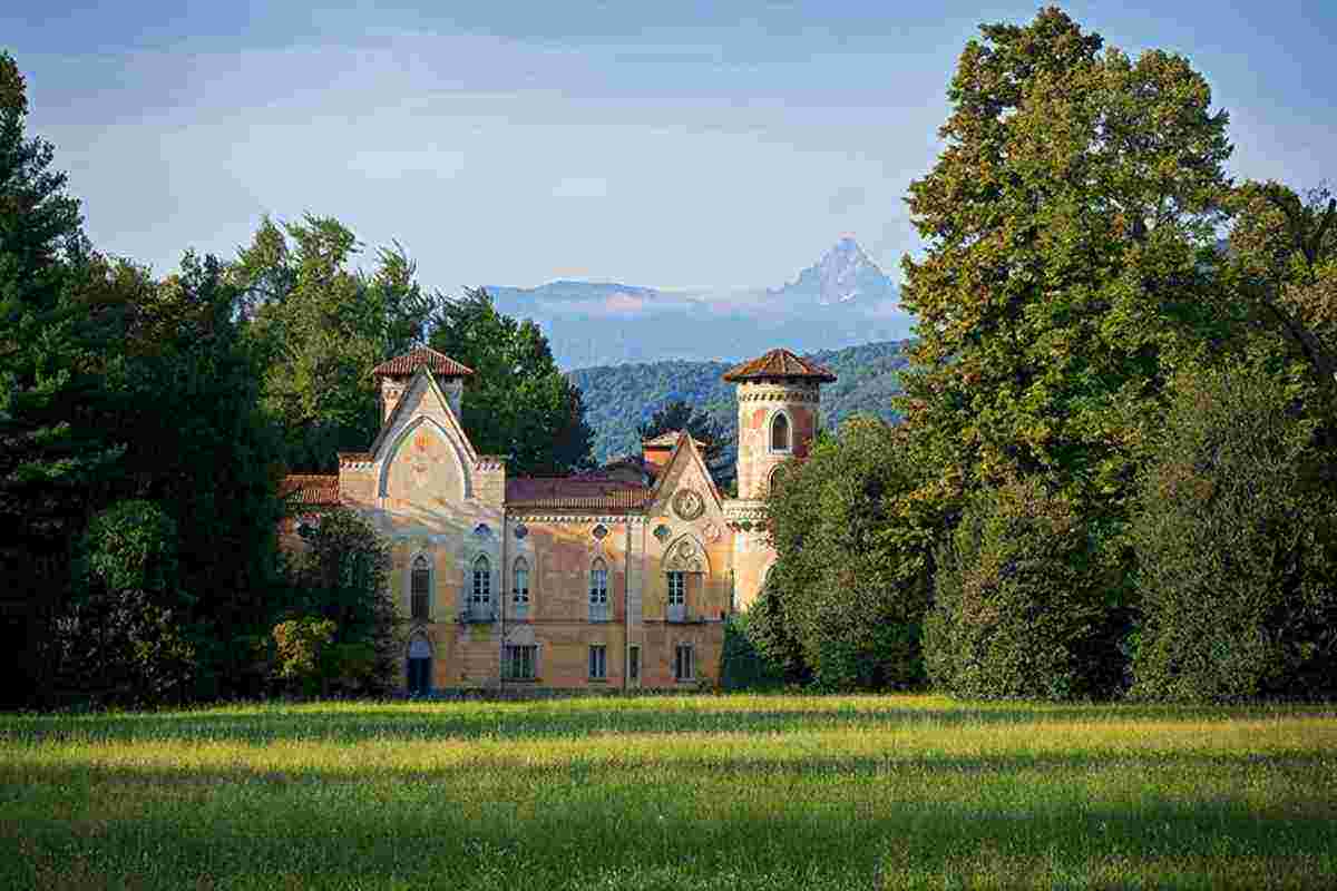 Il borgo segreto tra alberi dorati e castelli fiabeschi: la meta romantica che ti farà innamorare a prima vista