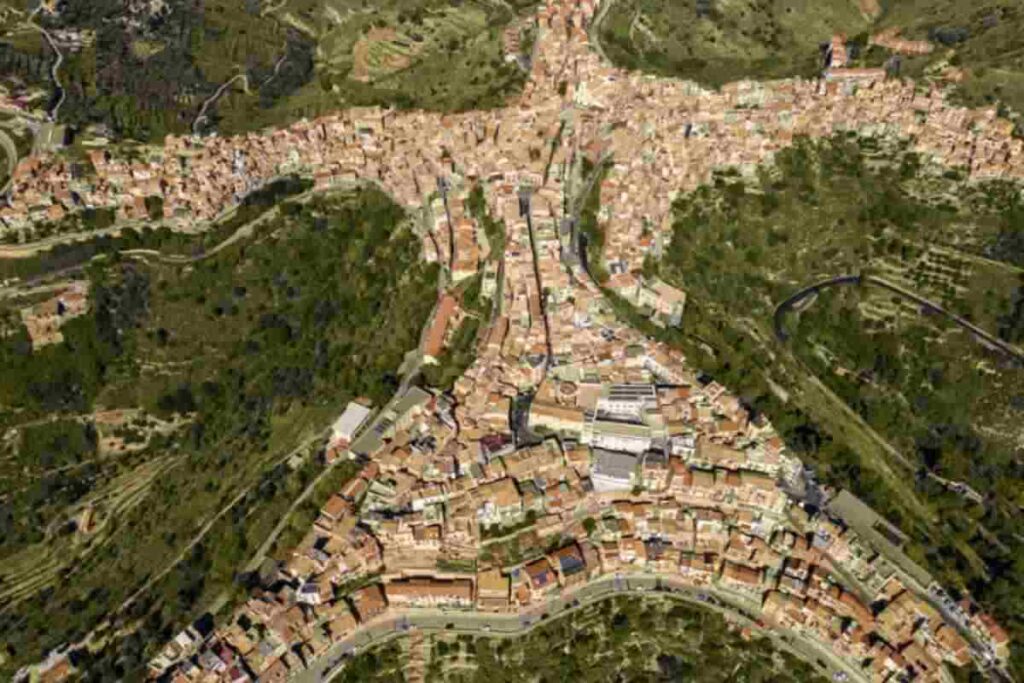 Con poco meno di 5.000 abitanti, la cittadina si configura come un perfetto equilibrio tra natura, storia e artigianato locale