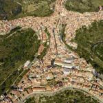 Con poco meno di 5.000 abitanti, la cittadina si configura come un perfetto equilibrio tra natura, storia e artigianato locale