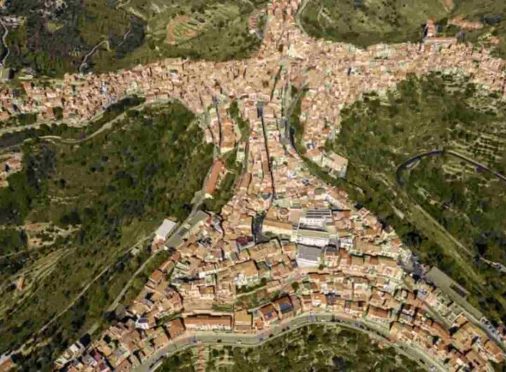 Con poco meno di 5.000 abitanti, la cittadina si configura come un perfetto equilibrio tra natura, storia e artigianato locale