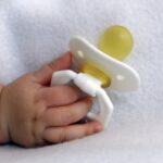 Non si tratta semplicemente di uno strumento di conforto, ma di un dispositivo che svolge molteplici funzioni legate alla salute orale