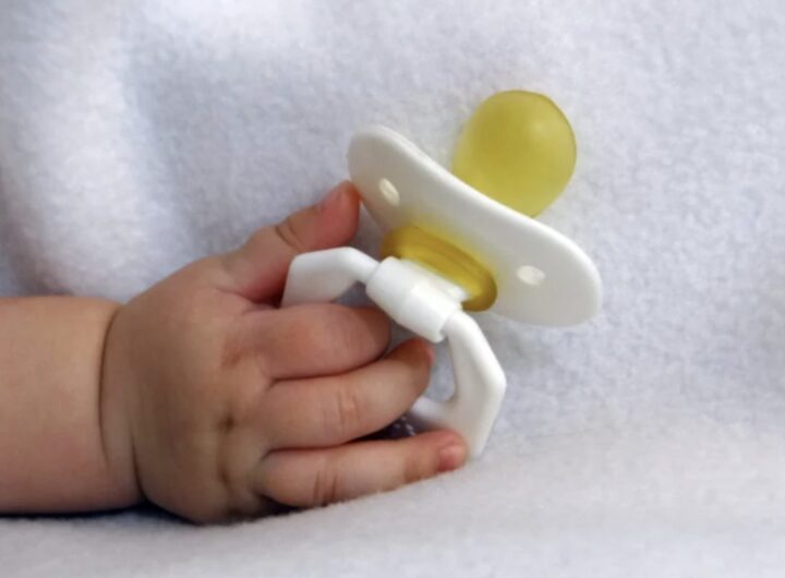 Non si tratta semplicemente di uno strumento di conforto, ma di un dispositivo che svolge molteplici funzioni legate alla salute orale