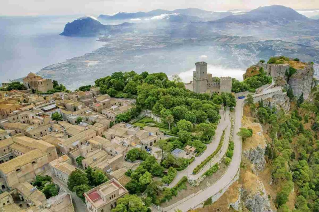 Con una popolazione di circa 25.600 abitanti, questo borgo offre un’esperienza unica tra tradizione, panorami mozzafiato e sapori autentici,