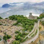 Con una popolazione di circa 25.600 abitanti, questo borgo offre un’esperienza unica tra tradizione, panorami mozzafiato e sapori autentici,