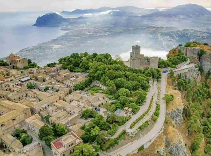 Con una popolazione di circa 25.600 abitanti, questo borgo offre un’esperienza unica tra tradizione, panorami mozzafiato e sapori autentici,