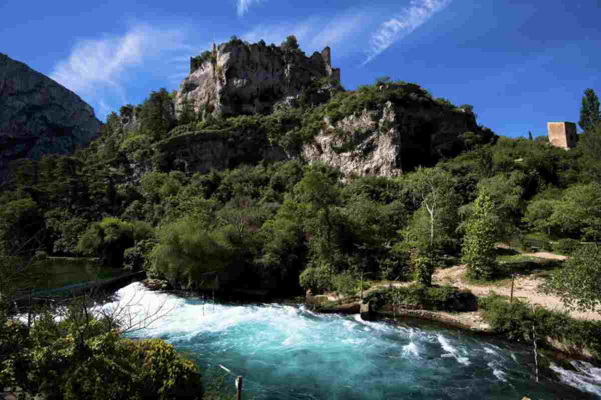 Fontaine-de-Vaucluse rappresenta un perfetto equilibrio tra storia, natura e cultura. La sua sorgente, monumento naturale di rilevanza internazionale