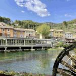 Questo piccolo villaggio, noto per la sua straordinaria sorgente che dà origine al fiume Sorgue, rappresenta una delle mete più suggestive