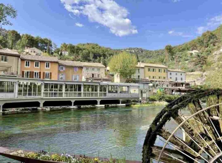 Questo piccolo villaggio, noto per la sua straordinaria sorgente che dà origine al fiume Sorgue, rappresenta una delle mete più suggestive